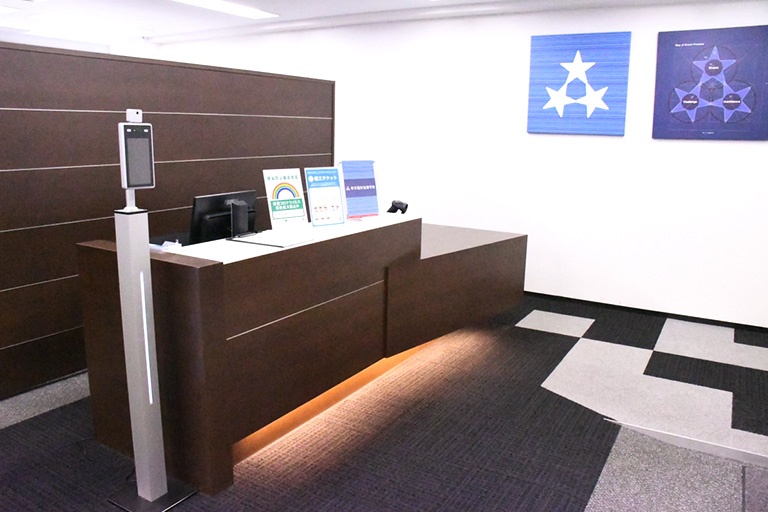 充実の学習環境:明るく清潔なエントランス。小さなことでもお気軽にご質問・ご相談ください。