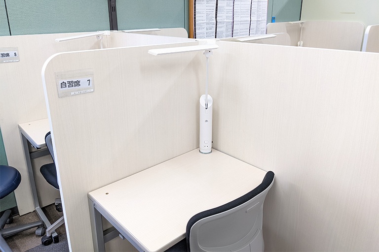 充実の学習環境:パーソナルに区切られた自習席。集中しやすいとご好評いただいています。