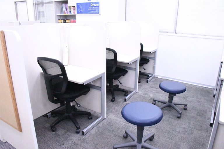 充実の学習環境:集中しやすいようパーテーションで区切られた授業ブース。