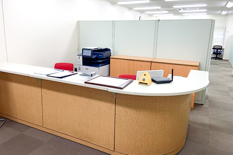 充実の学習環境:開放的な受付カウンター。ご質問・ご相談など、どんな小さなことでもお気軽にお声かけください