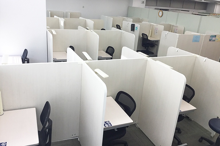 充実の学習環境:パーテーションで1人ずつ区切られているので、自分の勉強に集中できます。