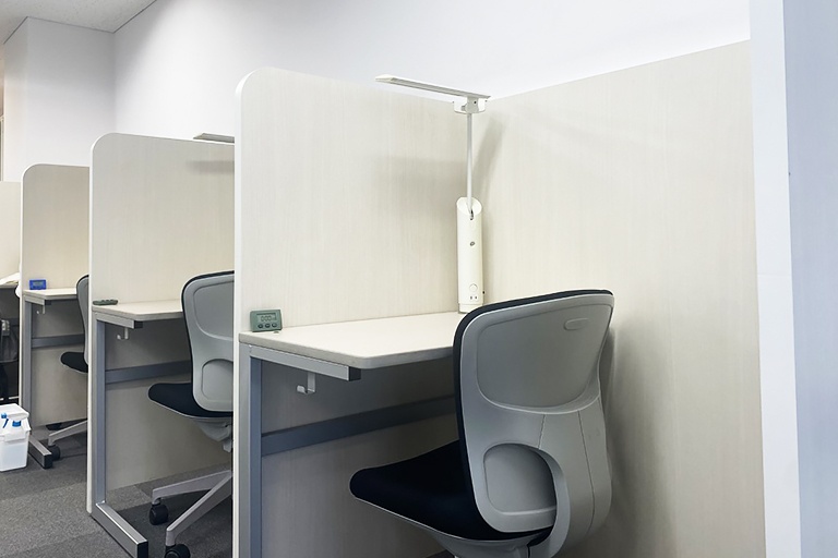 充実の学習環境:自習スペースは1人ひとり区切られた設計。しっかりと自分の勉強に集中できます!