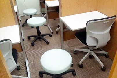 充実の学習環境:個別指導ブース。演習中も講師がいつも隣にいて、質問がしやすい環境です。