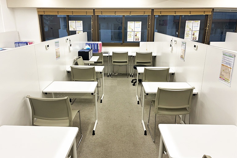 充実の学習環境:白を基調としたレッスンブース。集中して学習できる環境をご用意しています。