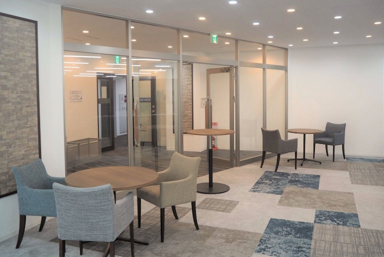 充実の学習環境:オープンな環境のフリースペース。お気軽にご質問・ご相談などをしていただけます。