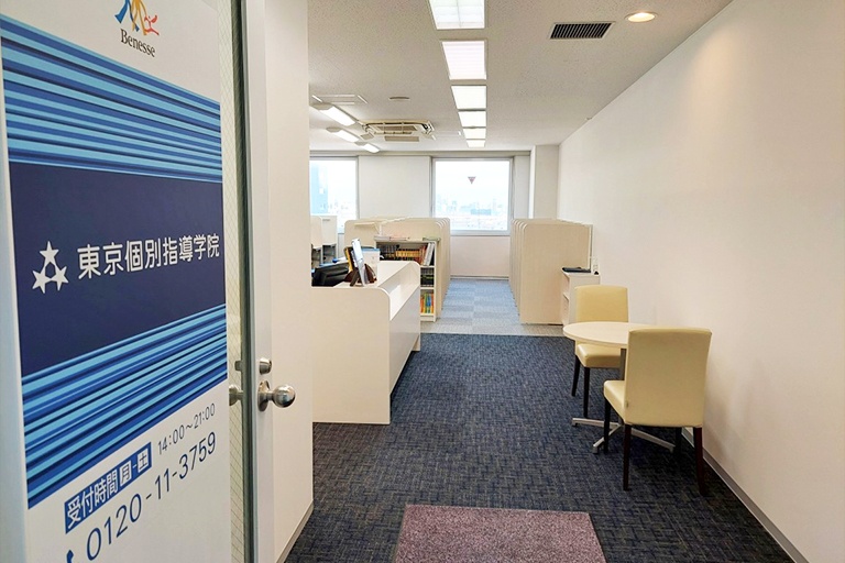 充実の学習環境:明るく清潔なエントランス。入りやすい雰囲気づくりを心がけています。