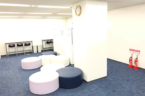 充実の学習環境:オープンな環境のフリースペース。お気軽にご質問・ご相談などをしていただけます。