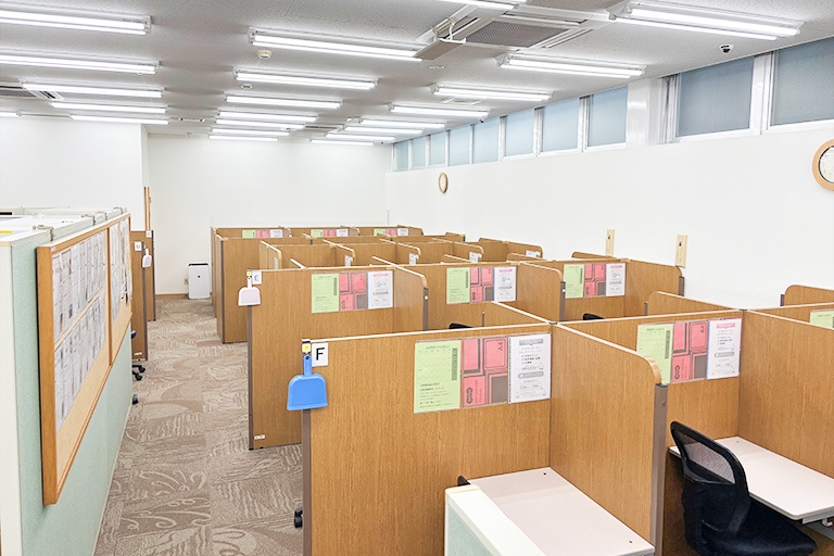 充実の学習環境:集中しやすいようパーテーションで区切られた授業ブース。