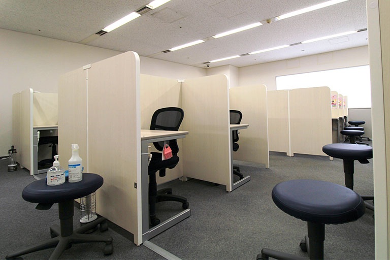 充実の学習環境:パーテーションで区切られた集中しやすいブースでレッスン。