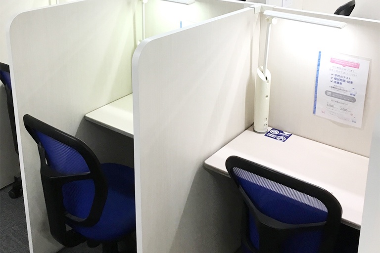 充実の学習環境:自習スペースは1人ひとり区切られた設計。しっかりと自分の勉強に集中できます!