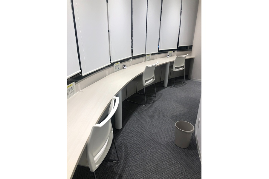 充実の学習環境:自習席は、予約なし、時間制限なしで利用できます。集中できる環境で、勉強もはかどります。