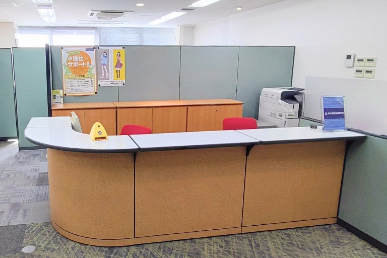 充実の学習環境:開放的な受付カウンター。ご質問・ご相談など、どんな小さなことでもお気軽にお声かけください