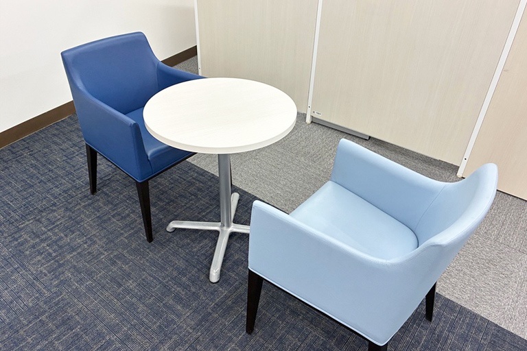 充実の学習環境:オープンな環境のフリースペース。お気軽にご質問・ご相談などをしていただけます。