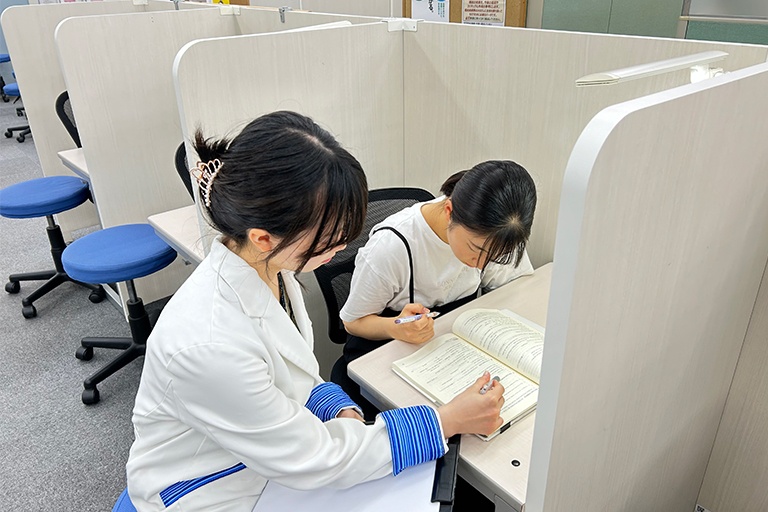 充実の学習環境:個別指導ブース。演習中も講師がいつも隣にいて、質問がしやすい環境です。