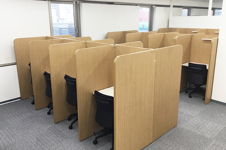 充実の学習環境:無料で使用できる自習席。集中しやすいと評判です。