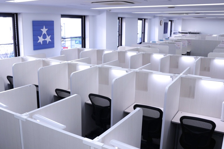 充実の学習環境:静かで集中しやすい自習スペース。1人ひとり区切られた設計なので、しっかりと自分の勉強に集中できます!