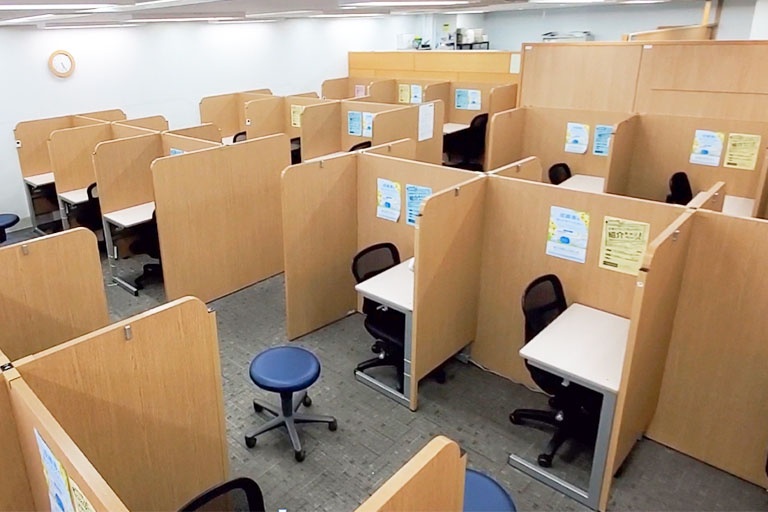 充実の学習環境:パーテーションで区切られた集中しやすいブースでレッスン。
