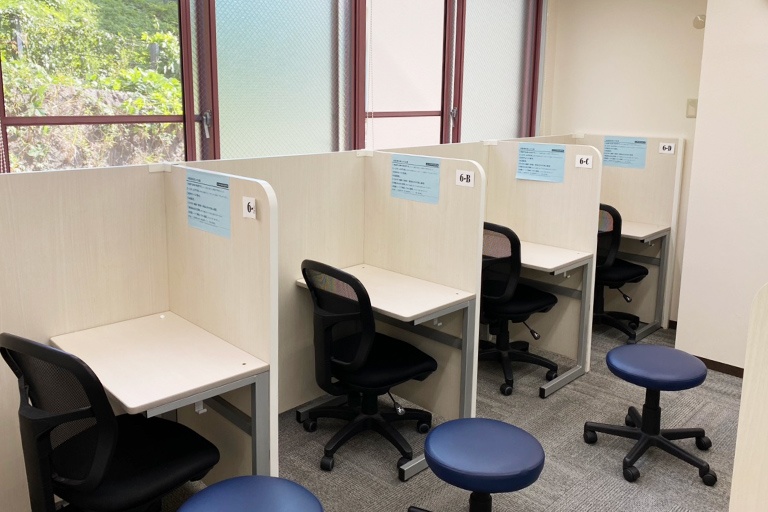 充実の学習環境:集中しやすいようパーテーションで区切られた授業ブース。