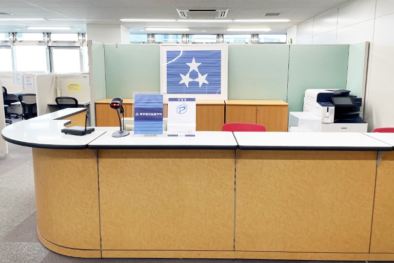 充実の学習環境:開放的な受付カウンター。ご質問・ご相談など、どんな小さなことでもお気軽にお声かけください。