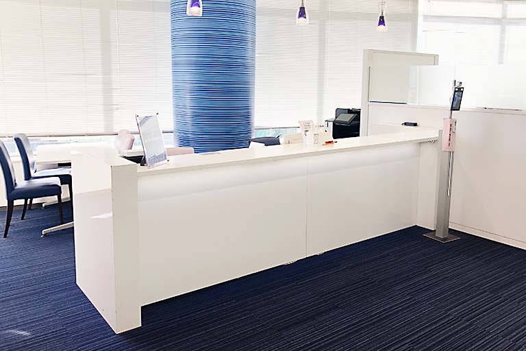 充実の学習環境:明るく清潔なエントランス。小さなことでもお気軽にご質問・ご相談ください。