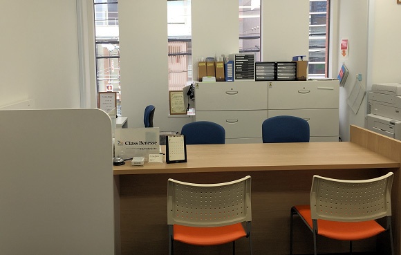 充実の学習環境:受付です。皆さまのお越しをスタッフ一同心待ちにしております!