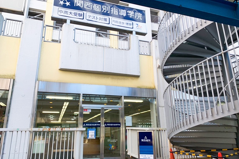 充実の学習環境:デッキに面した通いやすい立地です。駐輪場のサービス券もあります。