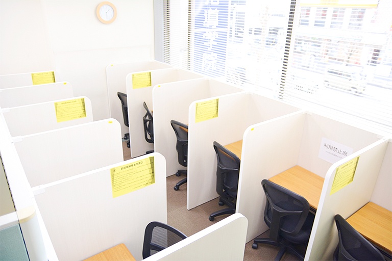 充実の学習環境:自習席も完備しております。使用回数の制限はございませんのでいつでも利用ください。