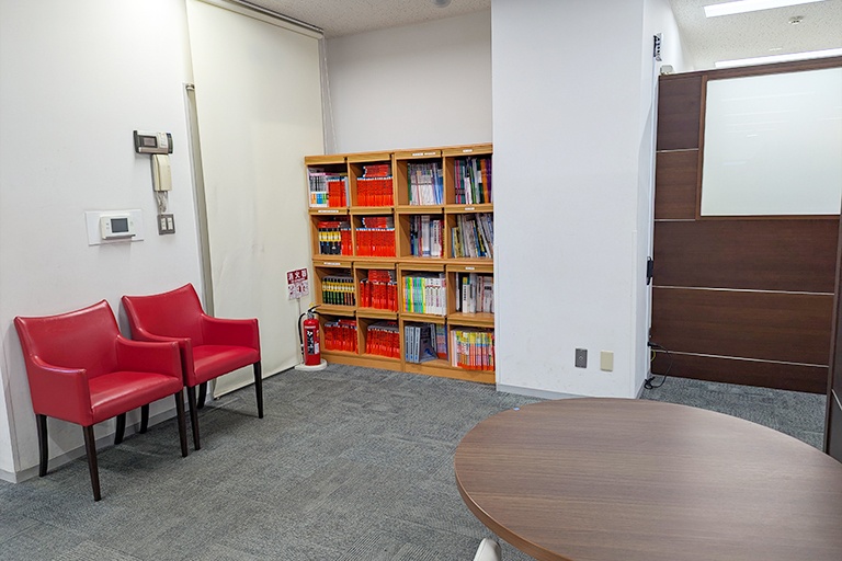 充実の学習環境:オープンスペースには、受験情報や教材のそろった棚があります。生徒さんは自習時や休み時間に自由に閲覧することができます。