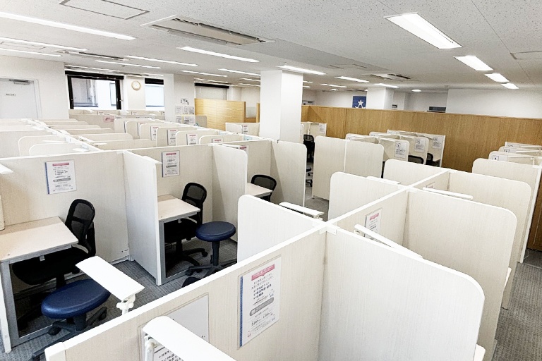 充実の学習環境:授業は講師1名につき生徒2名までの個別指導。きめ細かな指導で着実に力を伸ばします。