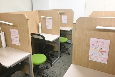 充実の学習環境:個別指導ブース。演習中も講師がいつも隣にいて、質問がしやすい環境です。