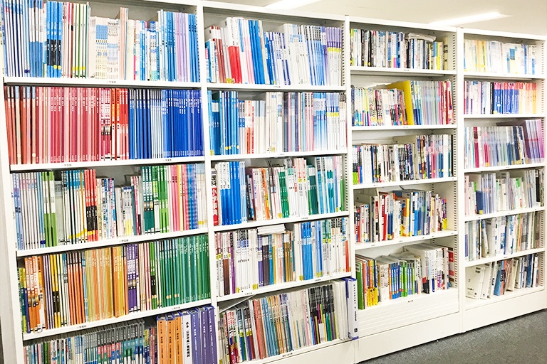 充実の学習環境:対応テキストは十分な種類・量を準備。お子さまの課題や目標に合わせて対応しています。