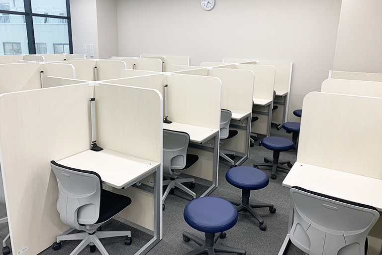 充実の学習環境:個別指導ブース。演習中も講師がいつも隣にいて、質問がしやすい環境です。