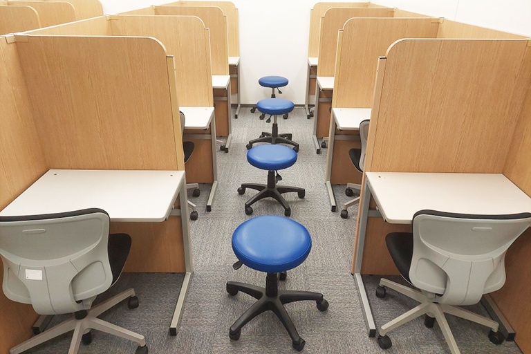 充実の学習環境:こちらが授業ブースです。授業は「1:1」と「1:2」が選べます。