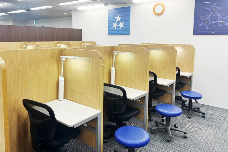 充実の学習環境:集中しやすいようパーテーションで区切られた授業ブース。