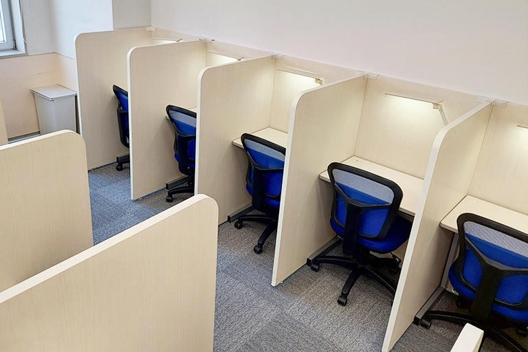 充実の学習環境:自習スペースは1人ひとり区切られた設計。しっかりと自分の勉強に集中できます!