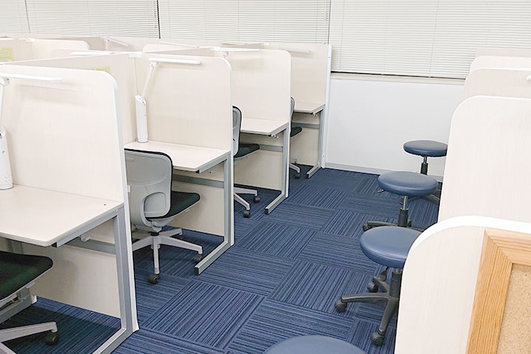 充実の学習環境:パーテーションで区切られた集中しやすいブースでレッスン。