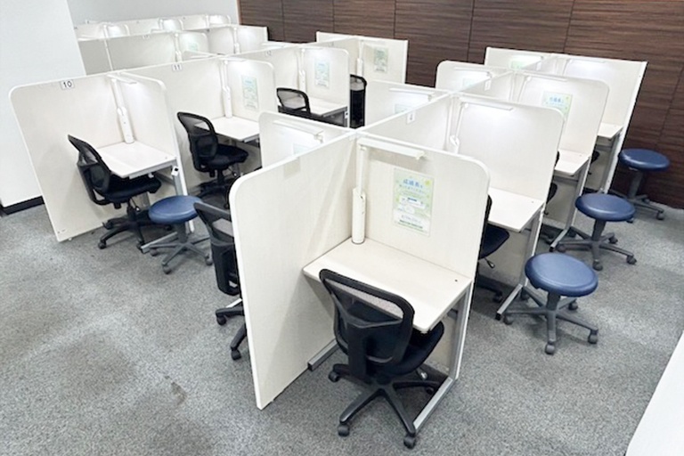 充実の学習環境:個別指導ブース。演習中も講師がいつも隣にいて、質問がしやすい環境です。