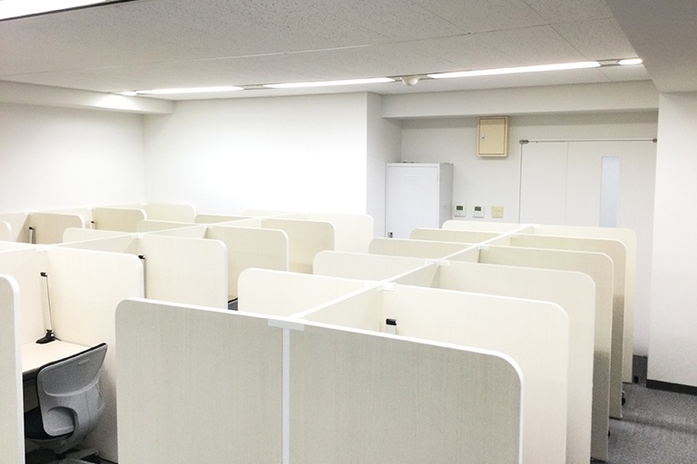 充実の学習環境:パーテーションで仕切られた集中できる自習スペースです。