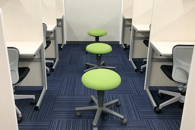 充実の学習環境:授業は講師1名につき生徒2名までの個別指導。きめ細かな指導で着実に力を伸ばします。