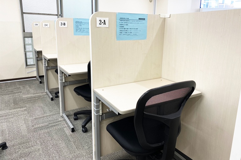 充実の学習環境:パーテーションで1人ずつ区切られているので、自分の勉強に集中できます。