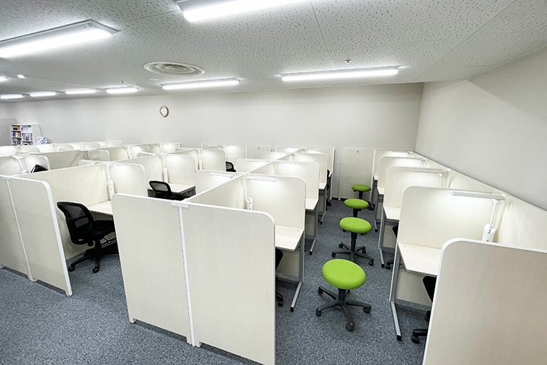 充実の学習環境:集中しやすいようパーテーションで区切られた授業ブース。