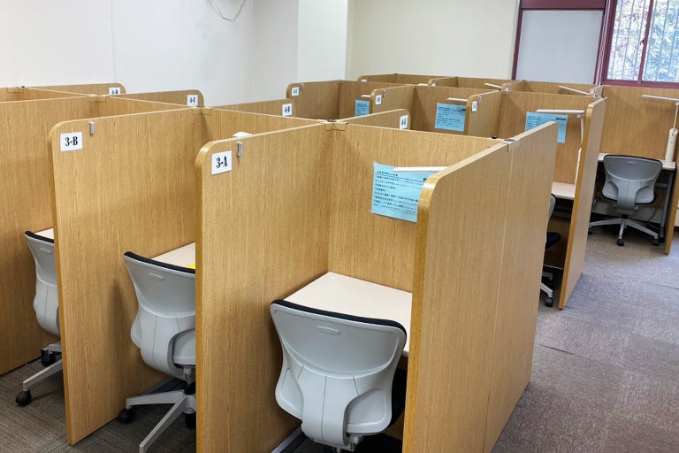 充実の学習環境:自習スペースは1人ひとり区切られた設計。しっかりと自分の勉強に集中できます!