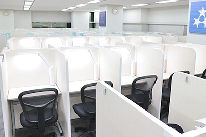 充実の学習環境:自習スペースは1人ひとり区切られた設計。しっかりと自分の勉強に集中できます!