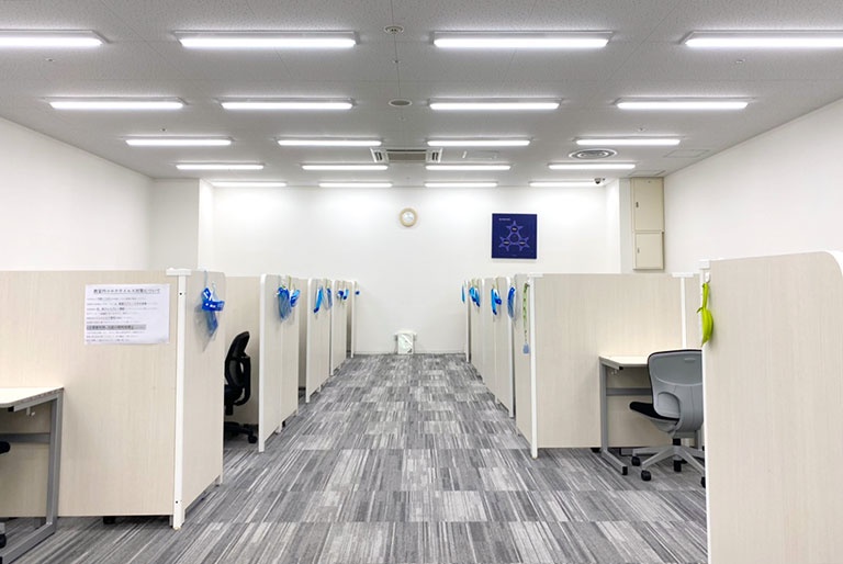 充実の学習環境:ご好評により第2教室も開設。十分な数の授業席・自習席を確保しています。