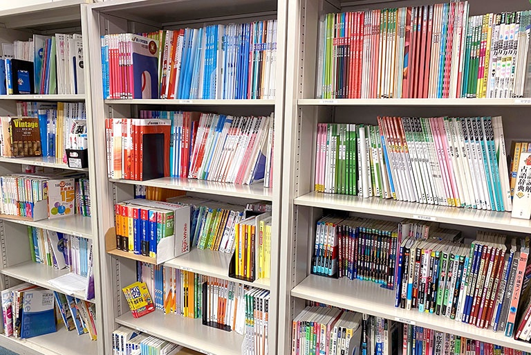 充実の学習環境:対応テキストは50種類以上。お子さまに合ったものを選定し、担当講師がサポート。