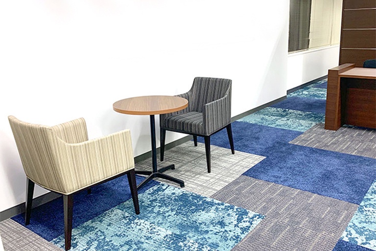 充実の学習環境:オープンな環境のフリースペース。お気軽にご質問・ご相談などをしていただけます。