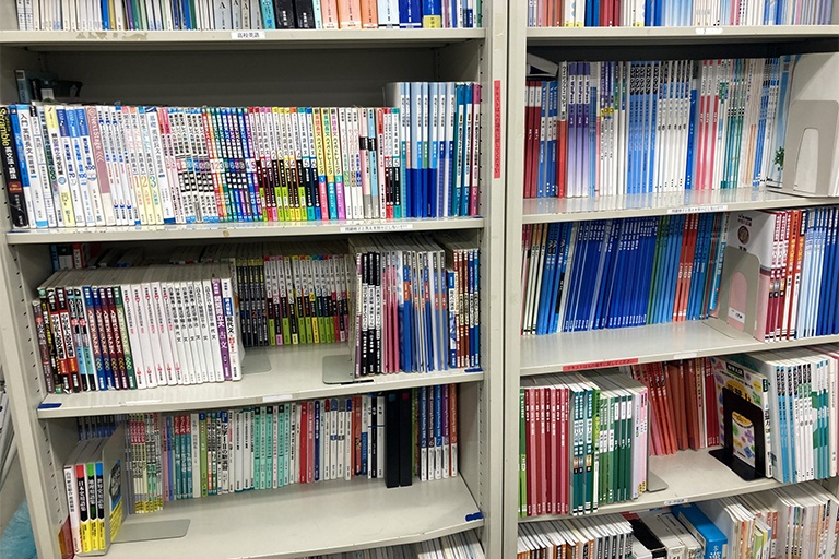 充実の学習環境:勉強の目的や目標に合わせ、様々な教材を組み合わせて授業を行っていきます。