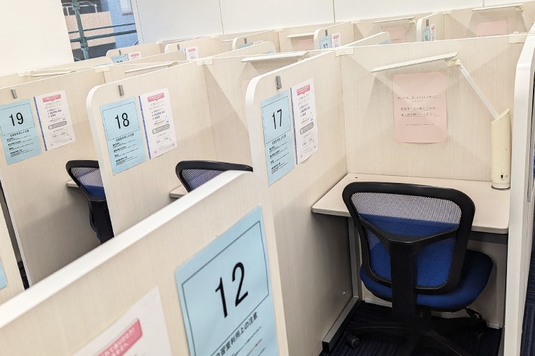 充実の学習環境:自習スペースは1人ひとり区切られた設計。しっかりと自分の勉強に集中できます!