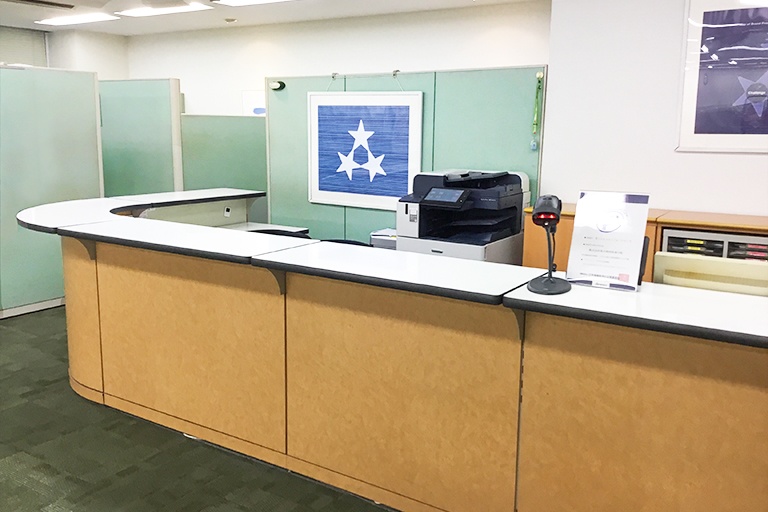 充実の学習環境:教室で何かわからないことがあれば、受付カウンターまでお気軽にご相談ください。