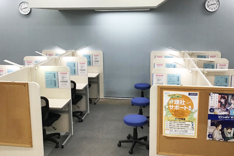 充実の学習環境:パーテーションで1人ずつ区切られているので、自分の勉強に集中できます。
